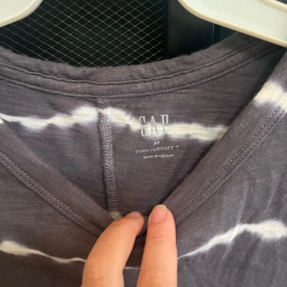 GAP Basic Tee - Picture 2 of 3